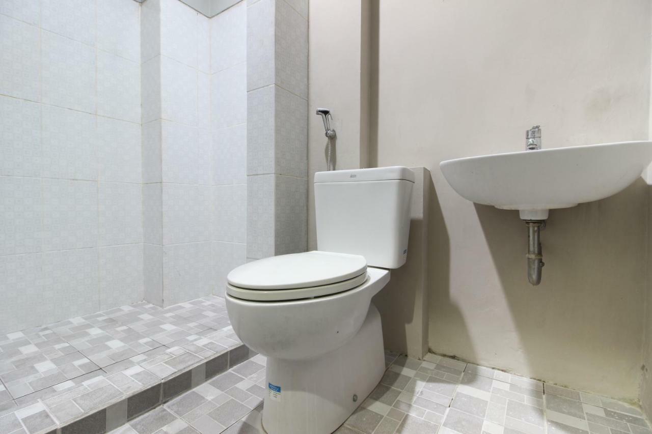 Wisma tamu Reddoorz Near Balapan Station 2 2*