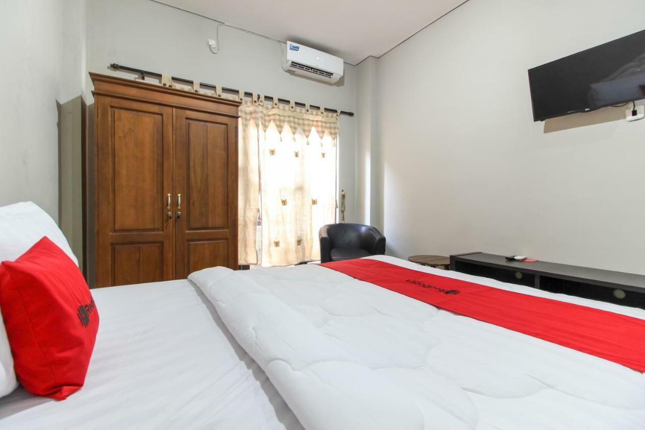 Wisma tamu Reddoorz Near Balapan Station 2