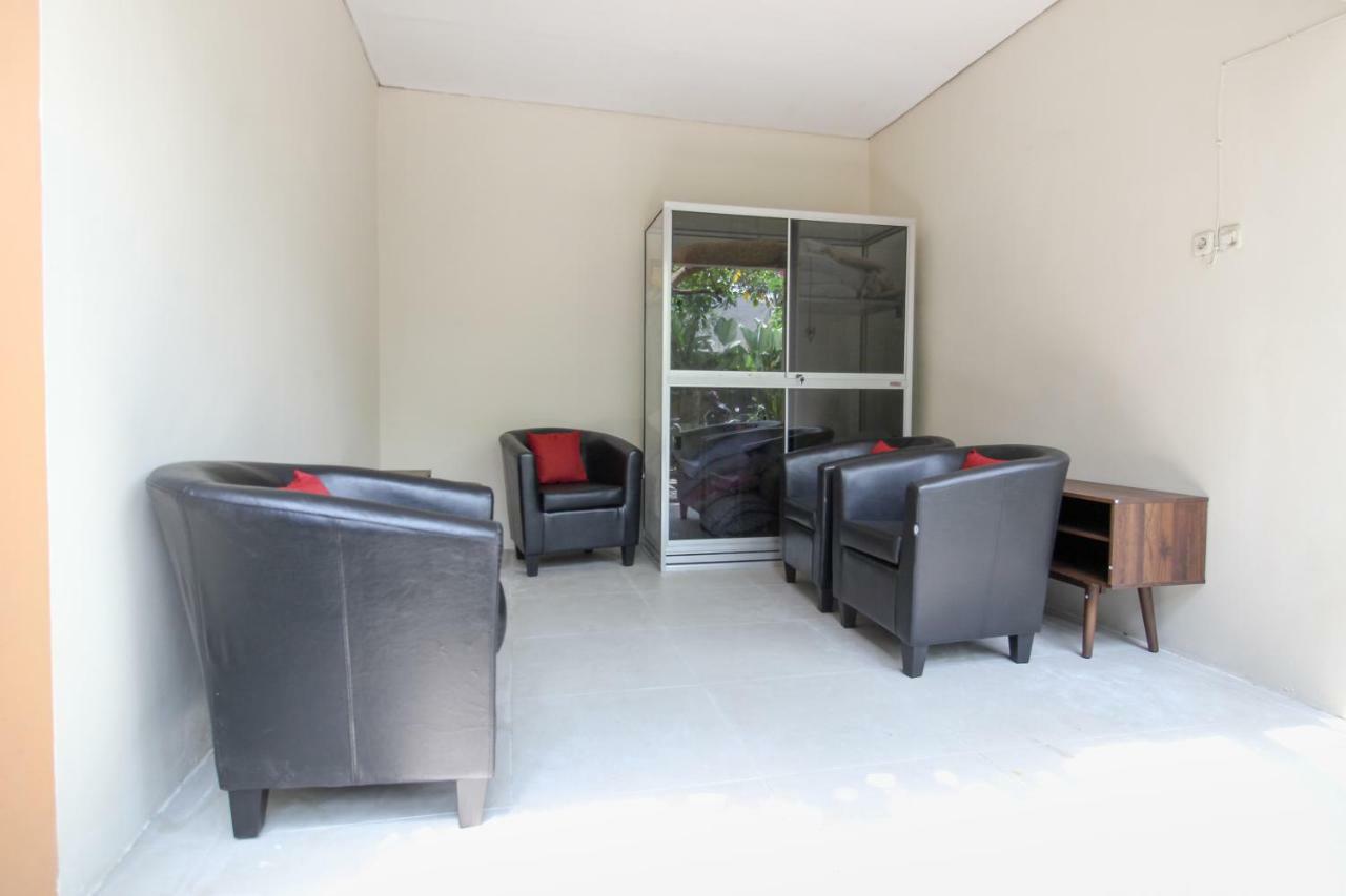Wisma tamu Reddoorz Near Balapan Station 2